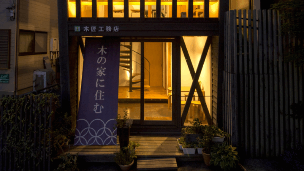 夜にライトアップされた木匠工務店の外観