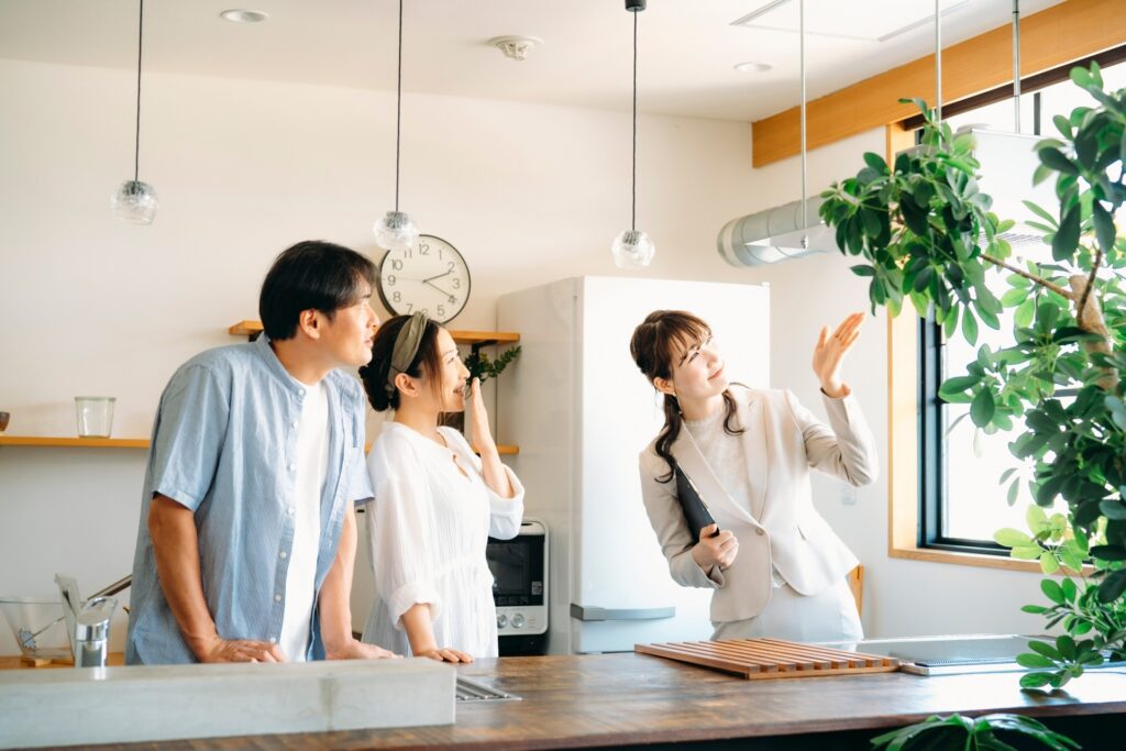 キッチンの見学をする男女