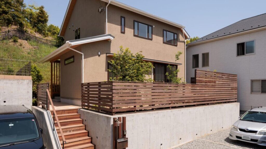 傾斜地に建つモダンな住宅