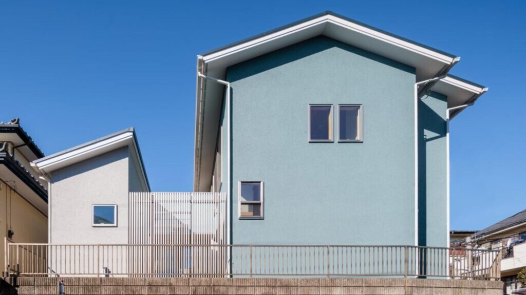 青い外壁が印象的なモダン住宅の外観