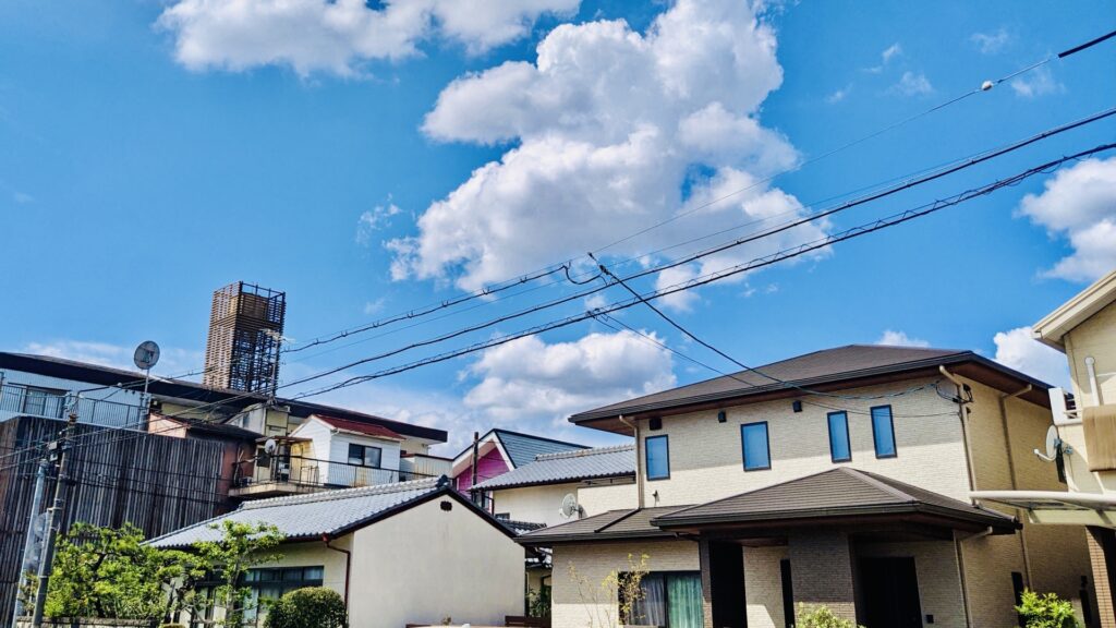 青い空と戸建てのある街並み
