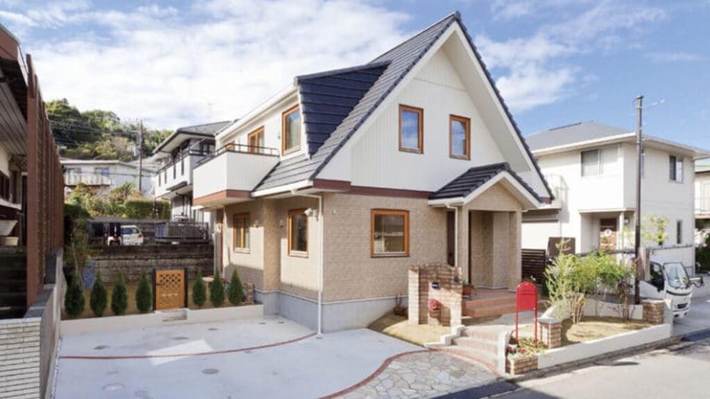 白壁と三角屋根が特徴的な戸建住宅