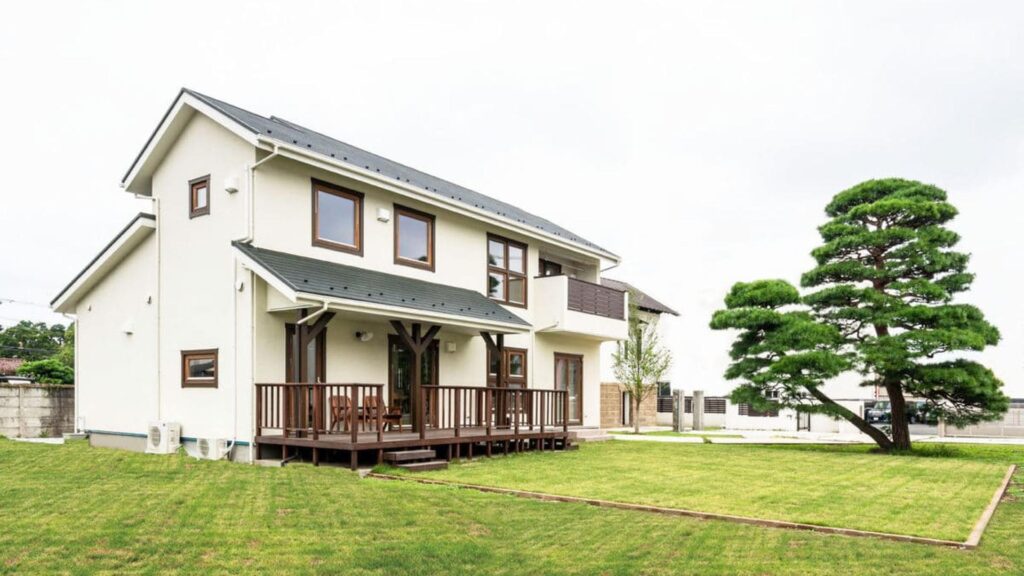ウッドデッキと松の木が印象的な庭付き住宅