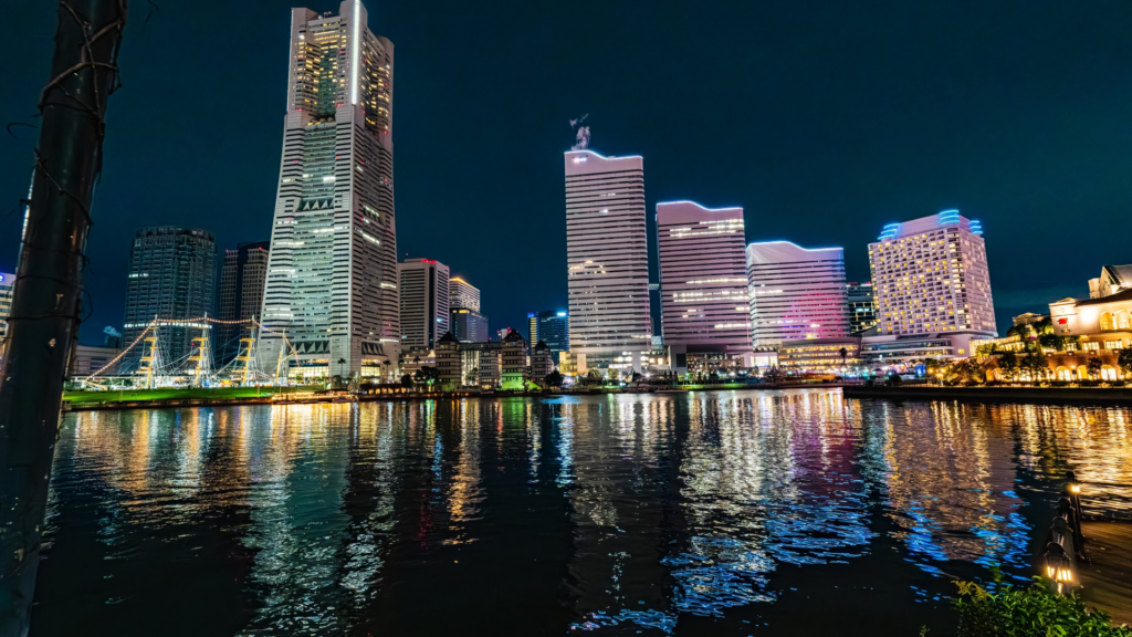 夜景に映える高層ビル群と水面のリフレクション｜木下工務店