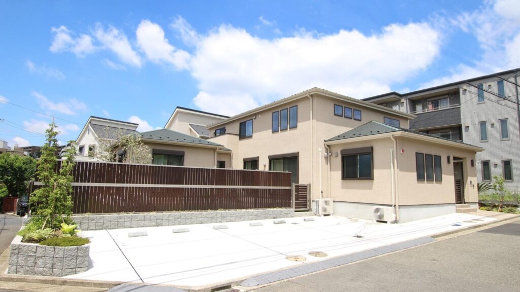 外観が印象的な新築のモダン住宅