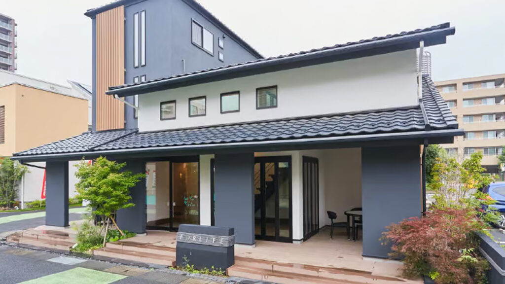 伝統と現代が融合した和モダンな住宅外観。白壁と濃い色の屋根、木の要素が調和した日本的な佇まい