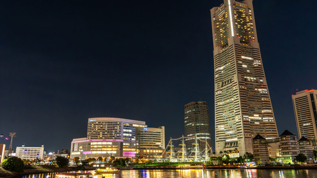 横浜みなとみらいの夜景と高層ビル群