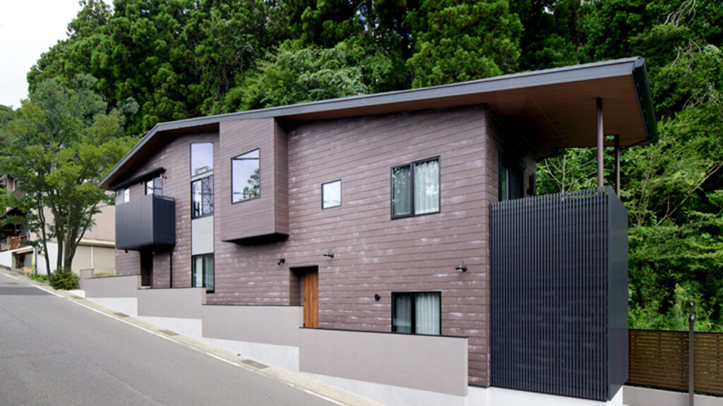 緑に囲まれた木調の二階建て住宅