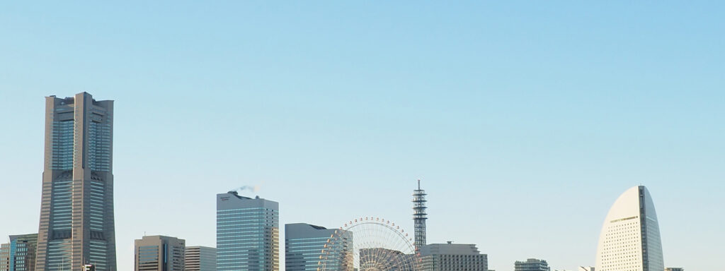 横浜の都市スカイラインと観覧車のある景観