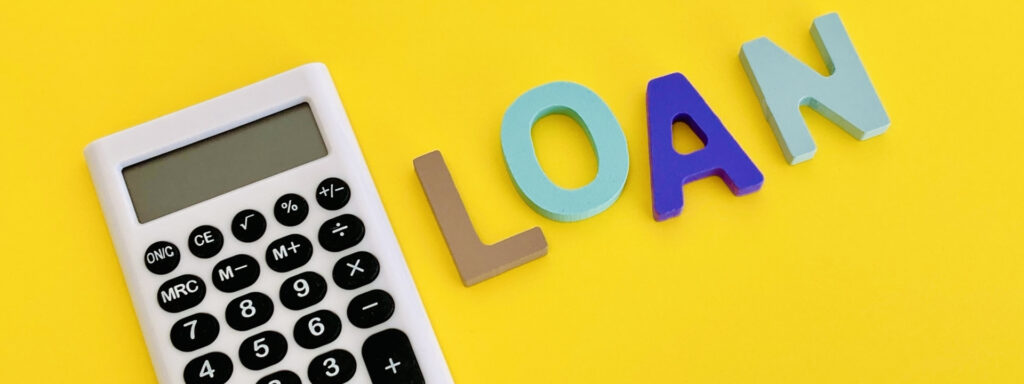 黄色背景に電卓と「LOAN」の文字が並ぶ住宅ローン素材