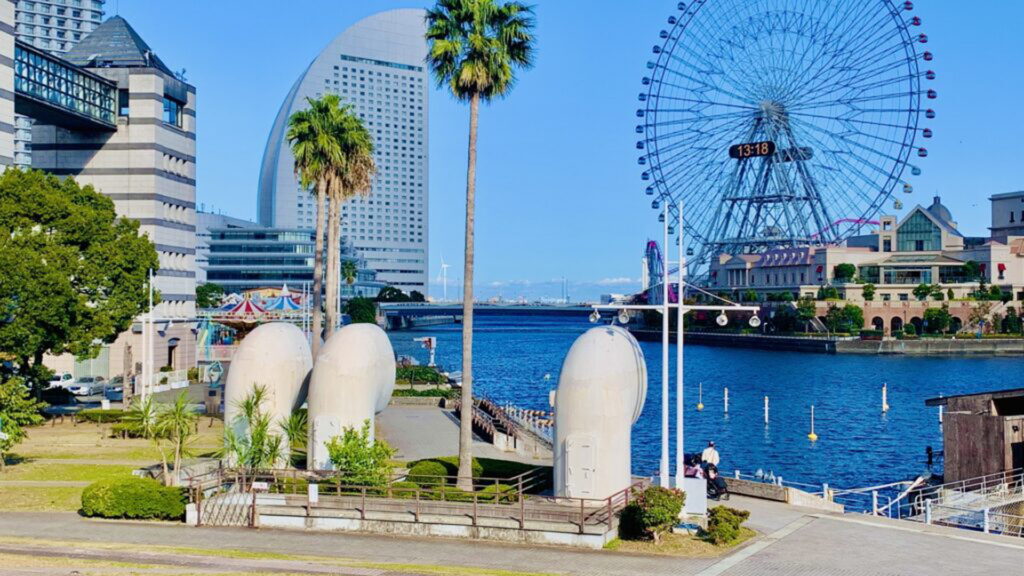 青空バックの横浜ランドマークタワーと周辺ビル