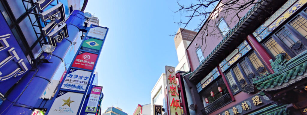 横浜中華街の鮮やかな看板とアジア風建築