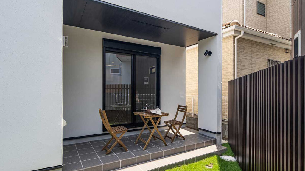 白い建物に設けられたウッドデッキのテラス