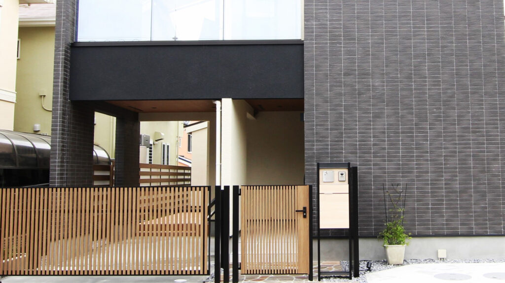 モダンな住宅の木製格子門のある玄関