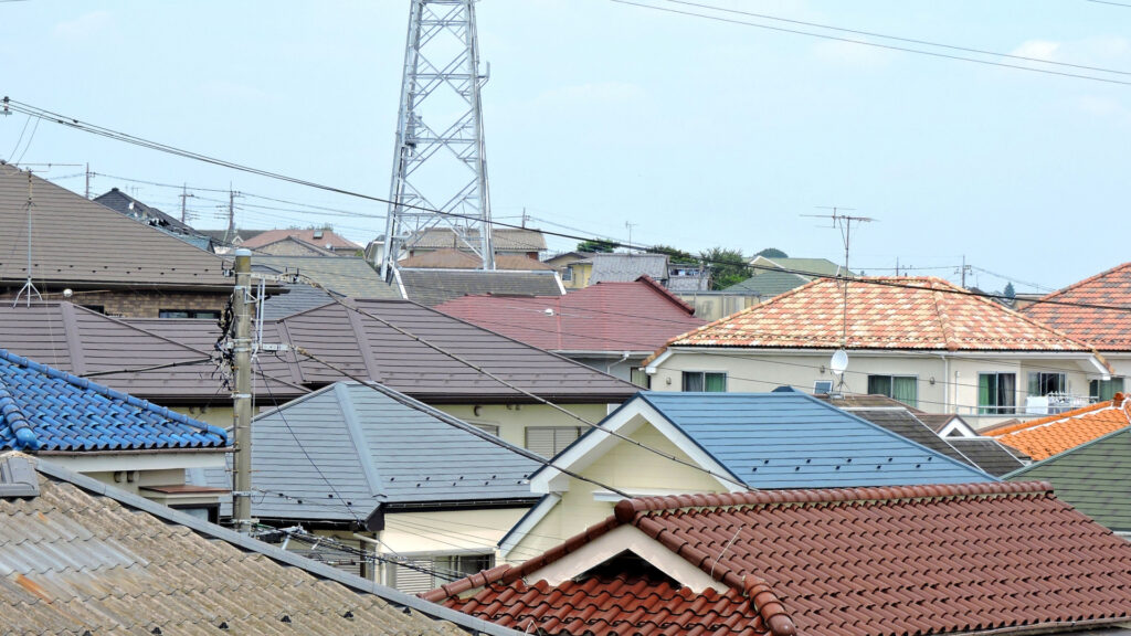住宅街に立つ送電鉄塔