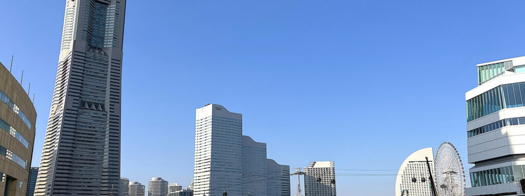 青空とランドマークタワーと観覧車のある横浜の景観