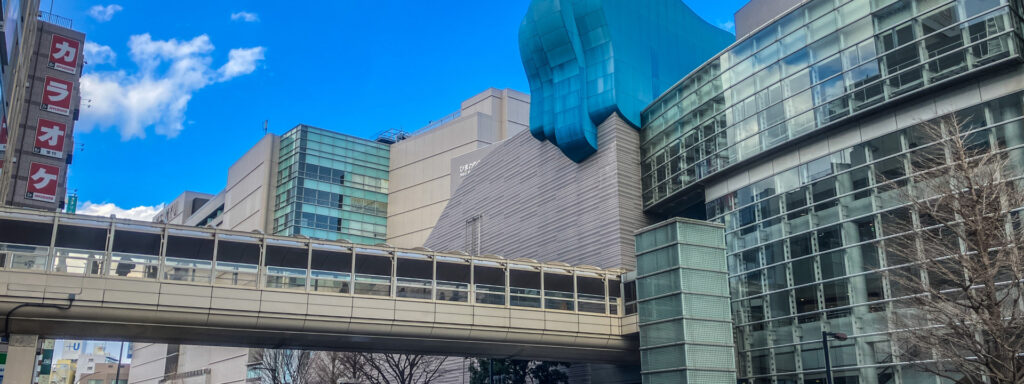 近代的なガラス建築と青い空の都市風景