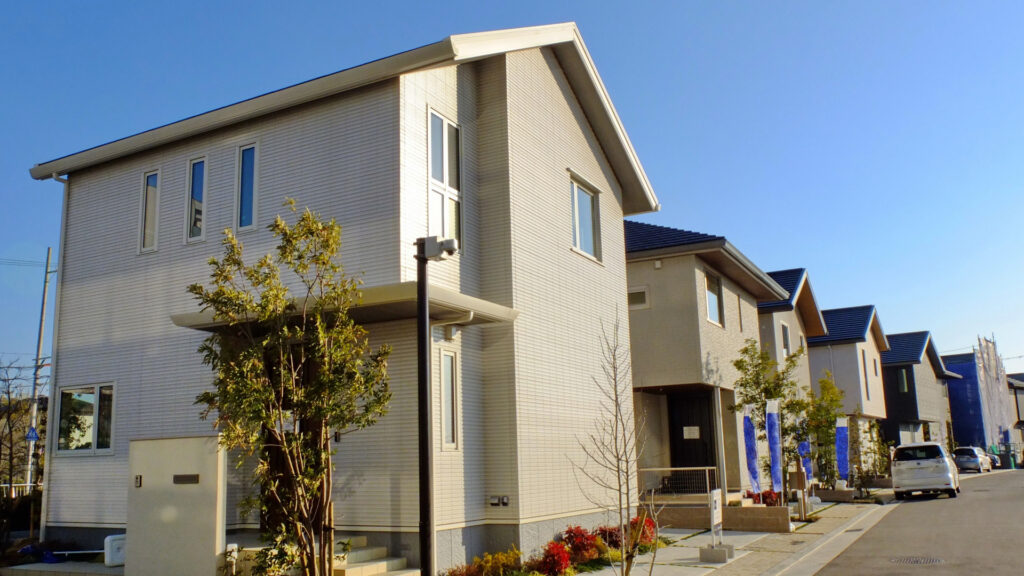 青空の下に並ぶ新築戸建て住宅の街並み
