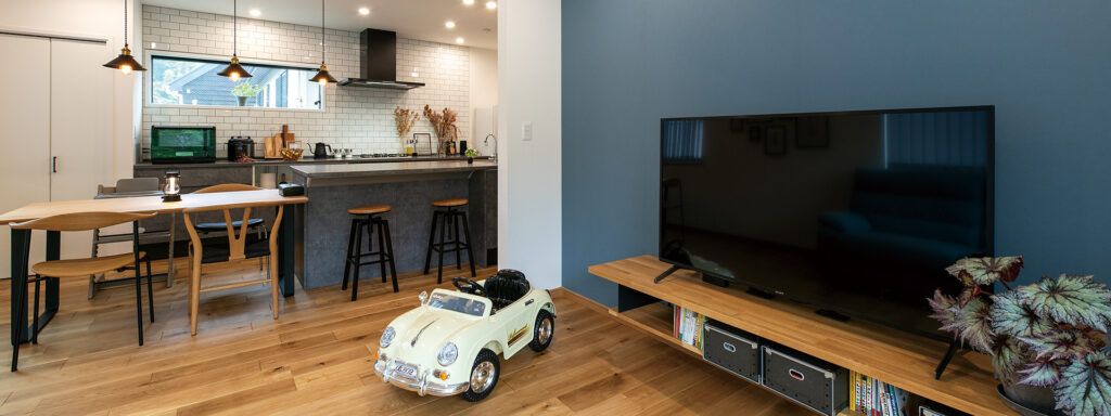 ブルーの壁とサブウェイタイルがおしゃれな北欧風LDK