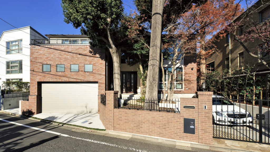 重厚感のあるレンガタイル貼りの外観とビルトインガレージ