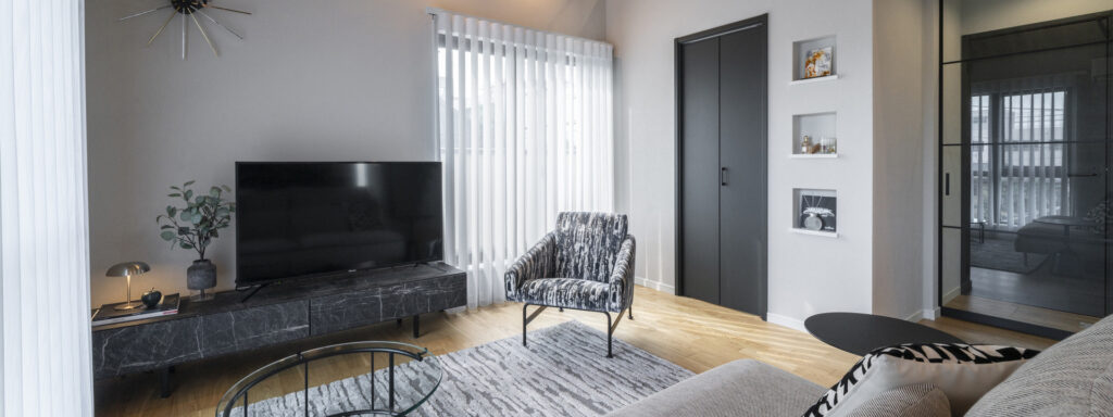 グレー基調で統一されたモダンで洗練されたリビング空間