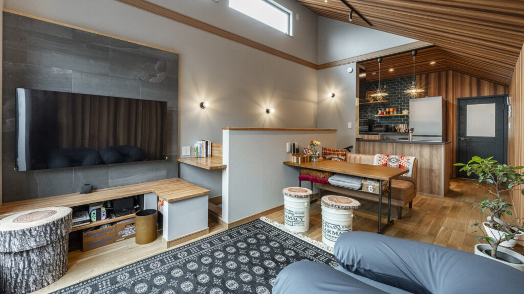 勾配天井と木目の温かみがあるリビングダイニング