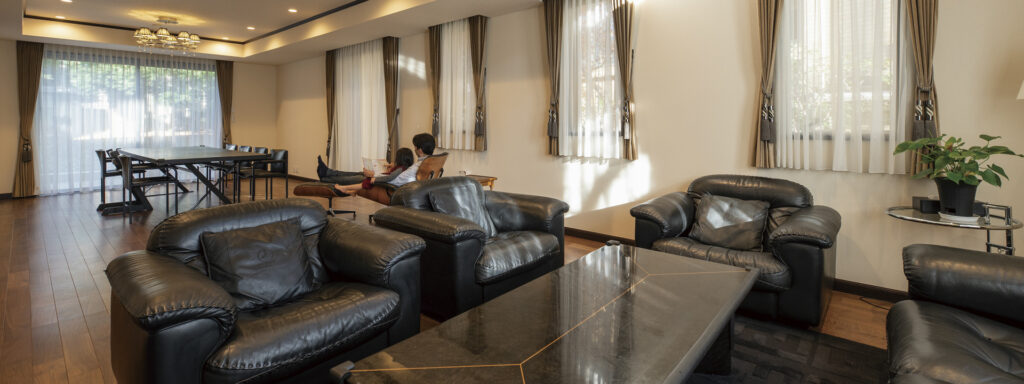 ラグジュアリーな革張りのリビング