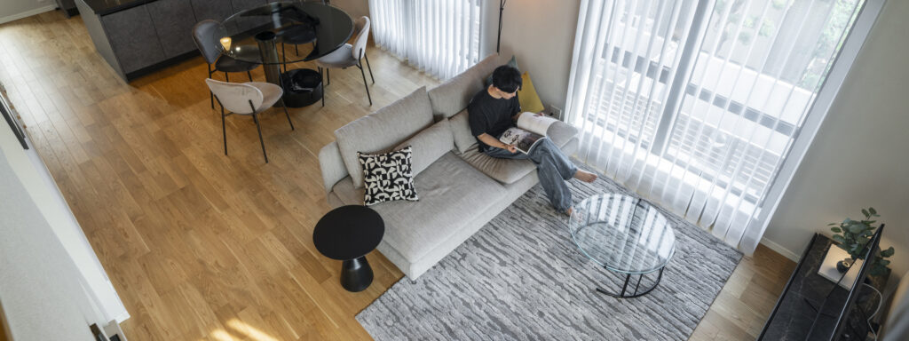 吹き抜けから見下ろす開放的でモダンなリビングダイニング