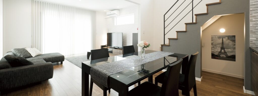 白と黒のモノトーンで統一されたモダンなダイニングと階段下活用