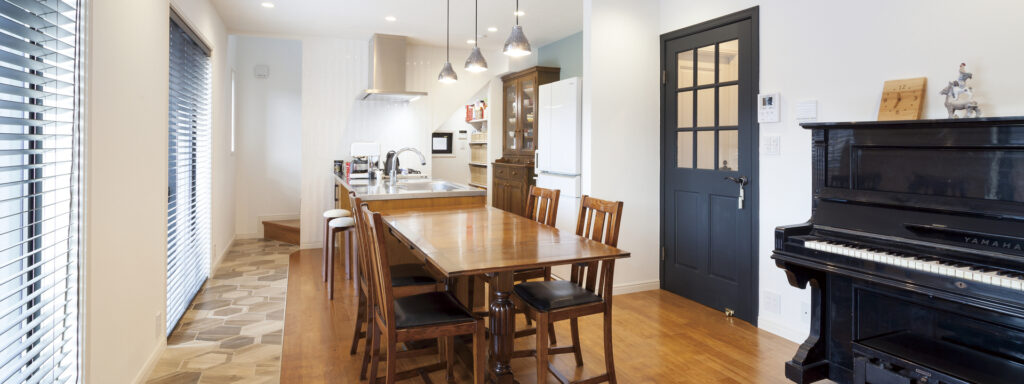 ピアノと木製家具が温かみのあるナチュラルなダイニング