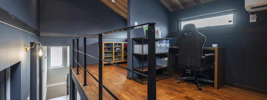 ネイビーのクロスと木目天井のロフト書斎スペース