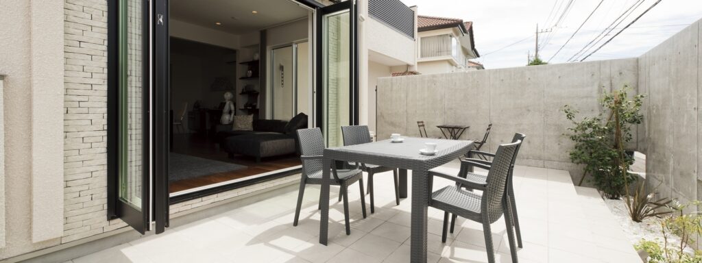 グレージュで統一された明るく優しいオープンキッチン