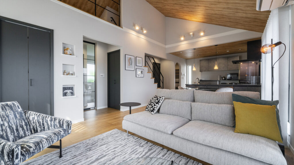 木目の勾配天井とグレーインテリアが調和したリビング