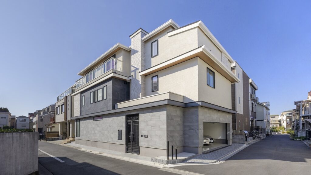 ガレージのあるモダンな住宅の外観