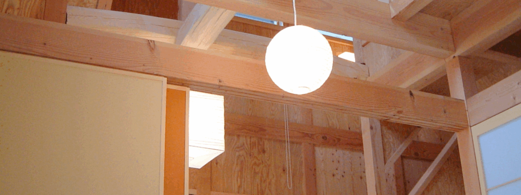 木造住宅に取り付けられた電気
